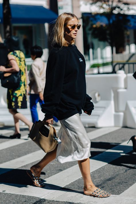 PE2017 street style new york fashion week printemps ete 2017 185 Street Style New York, Street Style 2017, La Fashion Week, Elsa Hosk, Looks Street Style, Street Style Inspiration, La Fashion, Fall Collection, Inspired Outfits