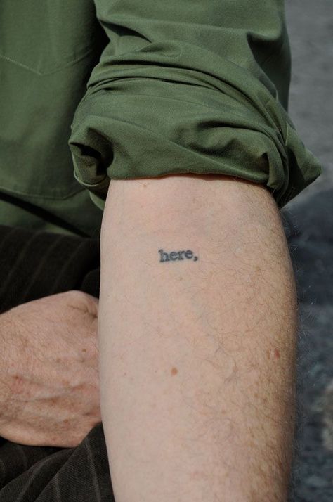 I remember reading about this tattoo. An artist had a story. She gathered volunteers, each one would have a different word tattooed on the. Thought it was very cool and interesting. Coolest Tattoos, 16 Tattoo, Mushroom Tattoo, Tattoos Inspiration, Muster Tattoos, Tasteful Tattoos, Geniale Tattoos, Bohol, Famous Authors