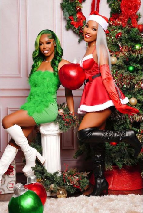 Color On Black Hair, Dark Green Wig, Money Piece Highlights, Christmas Photos Outfits, Christmas Pictures Outfits, Black Hair Wigs, Christmas Family Photoshoot, Friendship Photoshoot, Beautiful Photoshoot Ideas