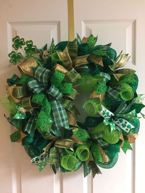 Mesh Tubing Wreath, St Pats Wreath, Diy St Patricks Day Wreath, Mesh Projects, St Patricks Decorations, Wreaths St Patricks, Irish Celebration, Making Wreaths, St Patricks Crafts