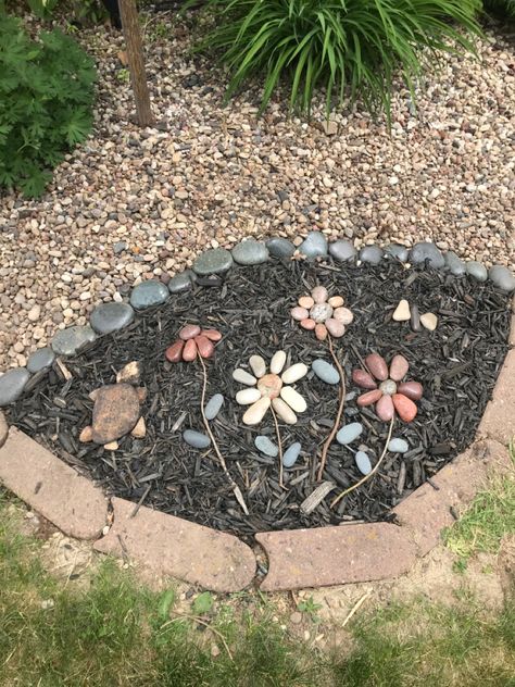 Landscaping Rock Designs, Outdoor Rock Display Ideas Diy, Rock Designs Landscape, Stone Garden Design, Rock Design Ideas, Rock Mosaics, Rock Garden Decor, Garden Pebbles, Garden Rock Art