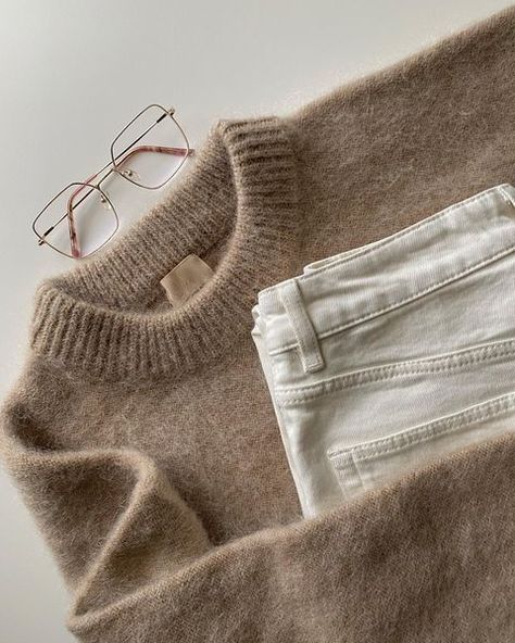 ℳ.𝒶𝓇𝓉.𝒜 on Instagram: “Warm 🤍 . . . #sweater #sweaterweather #hmxme #flatlay #flatlaystyle #moherowysweter #moher #teamlessismore #capsulewardrobe #style…” Flat Lay Photography Clothing, Flat Lay Photography Fashion, Flatlay Clothes, Fashion Still Life, Scrub Corpo, Cosy Outfit, Pullovers Outfit, Denim Ideas, Flatlay Styling