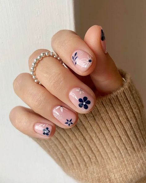 Milky Nails, January Nails, Spring Acrylic Nails, Lavender Nails, Daisy Nails, Flower Nail Designs, Short Nail Designs, Girls Nails, Nail Designs Spring