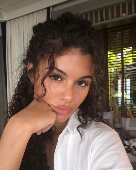 SUSIE VIEIRA on Instagram: “Doing me” Biracial Women, Brown Curly Hair, Brown Hair Brown Eyes, Brown Eyed Girls, Brunette Woman, Curly Hair Women, Short Curly Hair, Curly Girl, Belleza Natural