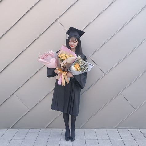 ♡ Graduation Photography Poses, Graduation Picture Poses, Graduation Gown, Grad Photoshoot, Graduation Photography, Graduation Photoshoot, Ulzzang Couple, Korean Girl Fashion