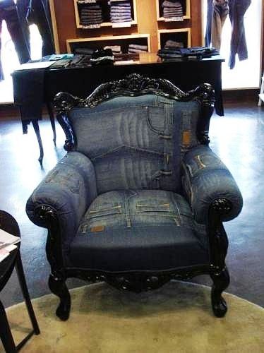 chair makeover Denim Chair, Denim Furniture, Denim Sofa, Patchwork Furniture, Slipcover Sofa, Blue Jeans Crafts, Denim Quilt, Denim Ideas, Black Chair