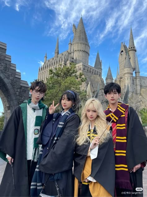 Foto Best Friend, Hogwarts Uniform, Universal Trip, Hogwarts Outfits, Korean Best Friends, Harry Potter Outfits, 사진 촬영 포즈, Best Friends Aesthetic, Ulzzang Couple