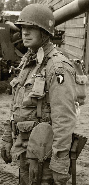 101st airborne division (still one of the best to  put boots on the ground in time of war) Perang Dunia Ii, 101st Airborne, 101st Airborne Division, Wwii Photos, Band Of Brothers, Military Photos, American Soldiers, Kendo, American Heroes