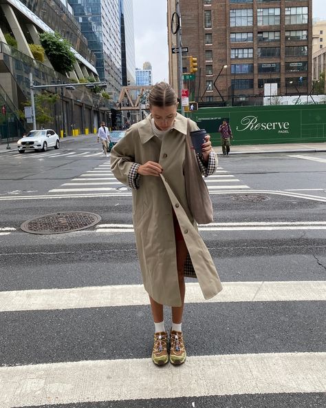 a rainy day in the city🌧️ Rome Honeymoon, Exploring Outfit, Rainy Day In The City, Rainy Outfit, Hello 2024, Trench Outfit, November Outfits, Rain Outfit, Trendy Boots