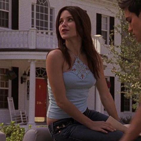 Brooke Davis Outfits, One Tree Hill Brooke, 2000s Inspired Outfits, Movie Fits, Summer Roberts, 2000s Outfit, Gossip Girl Outfits, Film Reel, Brooke Davis