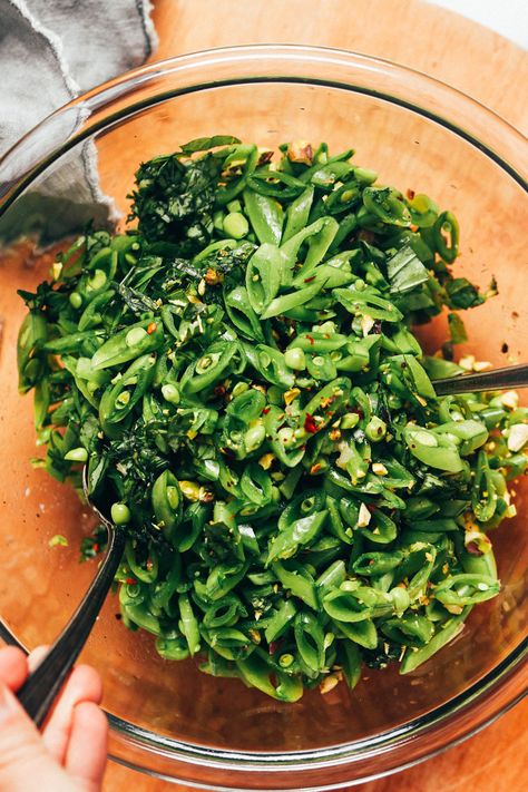 Snap Pea Salad Recipes, Hamptons Food Recipes, Fresh Pea Salad, Vegan Appetizers For Party, Epic Salads, Sugar Snap Pea Salad, Veg Salads, April Recipes, Spring Dinner Recipes