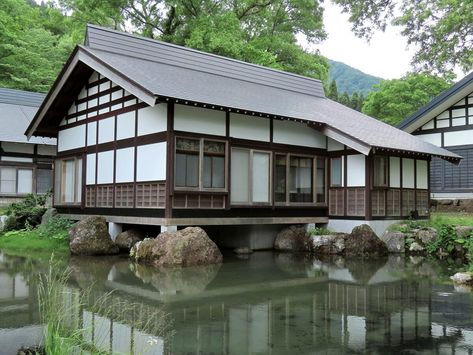 Unique Features of a Traditional Japanese House | Japan Wonder Travel Blog Japanese Farmhouse Exterior, Traditional Japanese Estate, Japan Mansion, Japan House Design Modern, Anime Japanese House, Modern Japanese Home Exterior, Traditional Japanese House Anime, Japan Architecture House, Japanese Mountain House