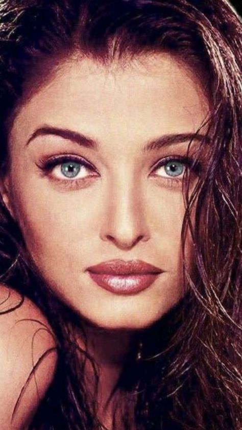 Aishwarya Rai Photoshoot, Aishwarya Rai Vintage, 90s Bollywood Photoshoot, Aishwarya Aesthetic, 90s Indian Actresses, Retro Bollywood Aesthetic, Aishwarya Rai Aesthetic, Aishwarya Rai 90s Aesthetic, Aishwarya Rai 90s