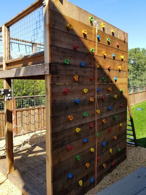 a backyard climbing wall including netting wall with a platform on top is a great idea to realize for your kids Diy Outdoor Rock Climbing Wall, Kids Climbing Wall Outdoor, Backyard Climbing Structure Kids, Backyard Rock Climbing Wall, Diy Climbing Wall For Kids, Backyard Climbing Wall, Outdoor Climbing Wall, Backyard Climbing, Kids Climbing Wall