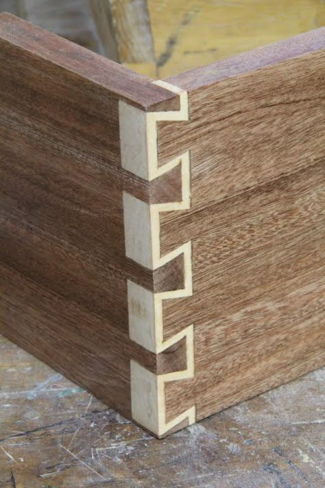 How to make Inlay Dovetails Dovetail Jig, Woodworking Joinery, Woodworking Patterns, Woodworking Joints, Learn Woodworking, Diy Holz, Wood Joinery, Popular Woodworking, Woodworking Jigs