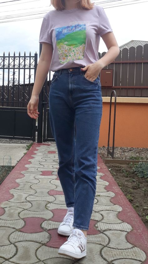 Blue Jeans Outfit Summer, Dark Blue Jeans Outfit, Dark Wash Mom Jeans, Casual Tshirt Outfit, Summer Casual Outfit, Jeans And T Shirt Outfit, 90s Outfits, Purple Graphic