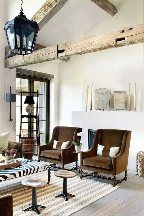 A Home Full of Vintage Finds Modern Rustic Living Room Ideas, Rustic Living Room Ideas, Modern Rustic Living Room, Rustic Home Interiors, Modern Rustic Homes, Living Vintage, Mountain Living, Rustic Contemporary, Inviting Home