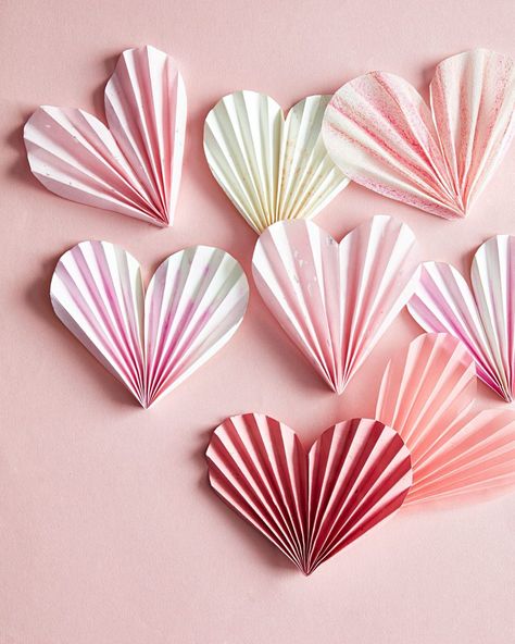 The trick to our ruffled Valentine's day craft is to cut the paper into a capsule shape first. Then fold them accordion-style, pinch them in half, and secure with tape. Use crepe paper or pages from a drawing pad, then add a few strokes and splatters of paint, and seal each one with a kiss. Then, set your love notes aflutter. #marthastewart #valentinesday #valentinesdecor #partyideas #easyvalentinesdaycrafts Valentine Paper Crafts, Crafts Valentines, Saint Valentin Diy, Valentines Bricolage, Valentine's Day Crafts, Valentine's Day Crafts For Kids, Diy Valentines Crafts, Heart Crafts, Paper Fans