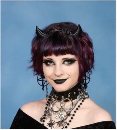 Short Goth Hairstyles Pixie Cuts, Vampire Hair, Chica Punk, Gothic Hairstyles, Goth Hair, Cute Hairstyles For Medium Hair, Fluffy Hair, Estilo Punk, Hairstyles For School