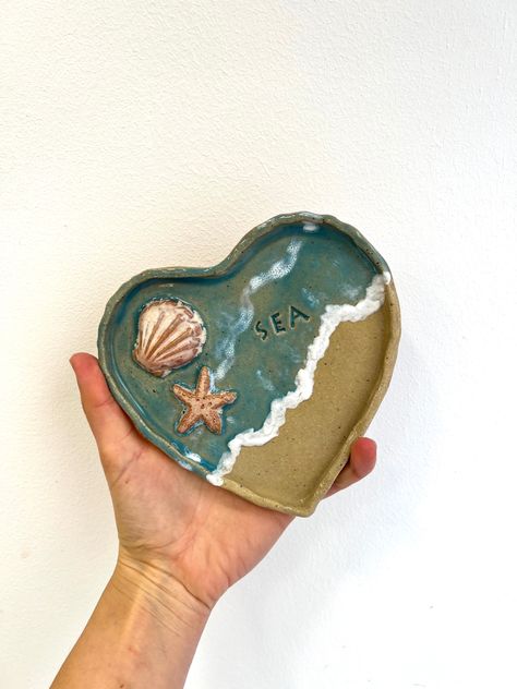 Clay And Seashells, Clay Art Gift Ideas, Clay Summer Ideas, Ocean Pottery Ideas, Clay Beach Ideas, Beachy Clay Ideas, Ocean Ceramics Ideas, Summer Clay Ideas, Seashell Clay