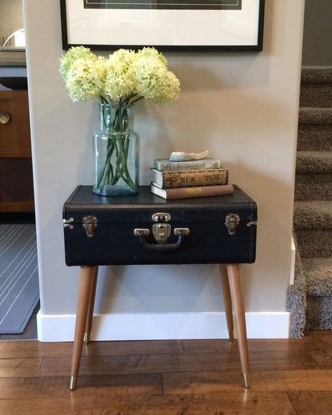 Vintage Suitcase Table Entryway, Old Suitcase Table, Old Suitcase Decor Ideas, Suitcase Tables Ideas, Old Luggage Repurpose Ideas, Vintage Luggage Repurposed, Vintage Furtinure, Old Suitcase Decor, Old Suitcase Ideas Repurposed