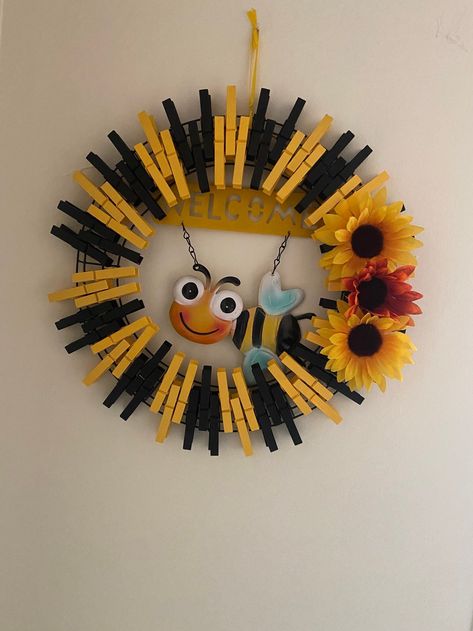 Bumble Bee Clothespin Wreath Bee Clothespin, Dragonfly Wreath, Painted Clothes Pins, Bumble Bee Wreath, Clothes Pin Ornaments, Clothespin Diy Crafts, Wooden Clothespin Crafts, Clothespin Wreath, Butterfly Wreath