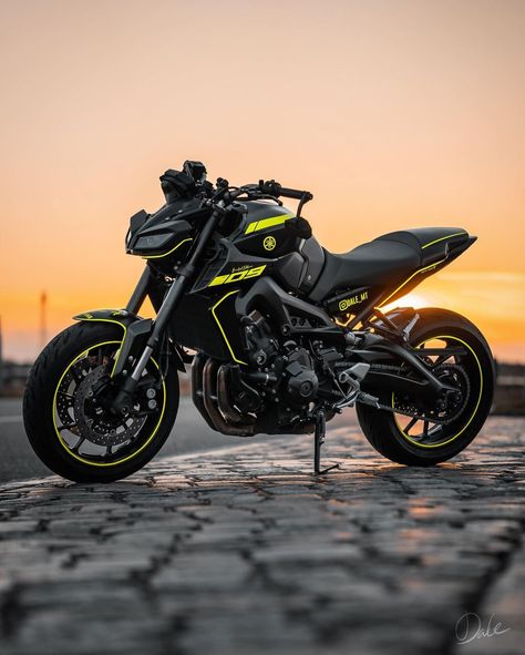 Daniel no Instagram: “🌅 ——————————————————— 🏍 Yamaha MT-09 (2019) 📸 Sony a6500 - Sigma 56mm 1.4f ——————————————————— #bike #sportbike #nakedbike #revsyourheart…” Honda Cb 125, Valentino Rossi Yamaha, Rossi Yamaha, Yamaha Fz 09, Bike Yamaha, Sony A6500, Custom Scrambler, Mt Bike, Motorcycle Brands