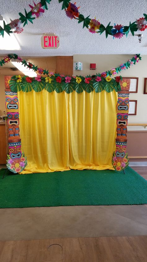 Hawaiian Photo Booth Ideas, Hawaiian Luau Party Backdrop, Luau Themed Classroom, Hawaiian Themed Backdrop, Hawaiian Stage Decorations, Hawaii Theme Backdrop, Diy Hawaiian Backdrop, Luau Party Photo Backdrop, Luau Picture Backdrop