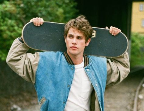 Jedidiah Goodacre Jedidiah Goodacre, Descendants Cast, Handsome Celebrities, Young Actors, Attractive Guys, Book Inspiration, Descendants, Best Actor, Face Claims