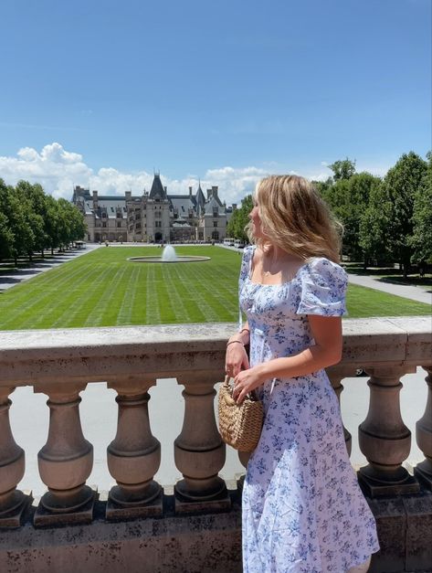 Castle Outfit Aesthetic, Biltmore Estate Outfit Summer, Biltmore Estate Aesthetic, Castle Aesthetic Outfit, Biltmore Estate Picture Ideas, Biltmore Aesthetic, Biltmore Estate Photoshoot, Biltmore Photoshoot, Biltmore Estate Outfit