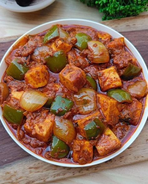 Foodies Food Court on Instagram: "Kadai Paneer Recipe😍😍 Save it to try later❤️ Homemade Masala :- • Coriander seeds - 1tbsp • Cumin Seeds - 1tsp • Black Peppercorns - 1/2tsp • Cloves - 2 pods • Cardamom - 2 pods • Cinnamon stick - 1 • Dry red chili - 4 📌Roast it till aromatic & blend it to a powder. For Gravy :- • Oil - 2tbsp • Cumin Seeds - 1tsp • Chopped Onion - 2 • Ginger Garlic Paste - 1tbsp • Tomato puree - 1 Cup • Turmeric Powder - 1/2tsp • Salt as per taste • Red Chilli Powder - 1 tsp Kadai Paneer Recipe, Kadai Paneer, Paneer Dishes, Spicy Snacks Recipes, Paneer Recipe, Healthy Indian Recipes, Breakfast Recipes Indian, Vegetarian Fast Food, Tastemade Recipes