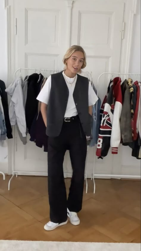 Lesbian Waistcoat, Oversized Suit Vest Outfit, Waistcoat Casual Outfit Women, Masc Lesbian Outfits Professional, Tuxedo Vest Outfit Women Street Style, Masculine Street Style Women, Masc Street Style Women, Masc Looks For Women, Styling Waistcoat Women