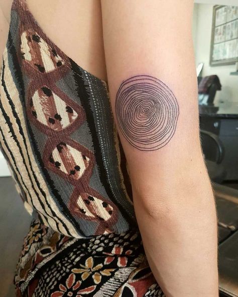 Tree Ring Tattoo, Wishbone Tattoo, Tattoo Knee, Knitting Tattoo, Inspiring Tattoos, Pearl Tattoo, Spiral Tattoos, Rings Tattoo, Tattoo Finger