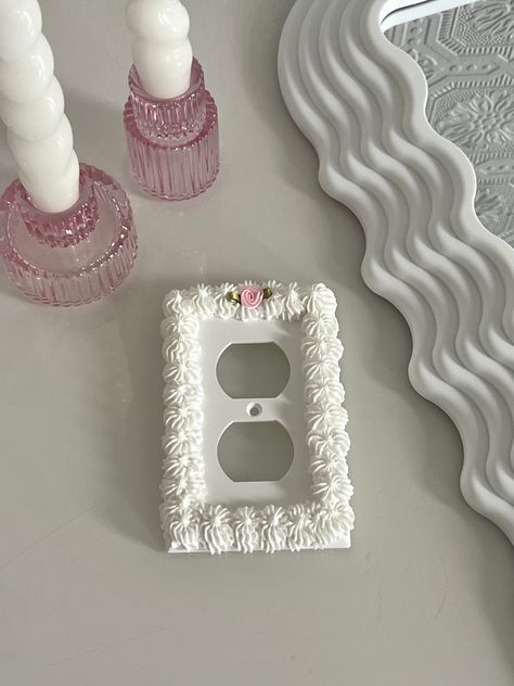 Spice up your home with our Coquette Floral Cake Wallplate Cover! Fits one standard outlet! 🎀 Made to order: Please allow 72 hours to create and ship! 🎀 🧁Please avoid getting Faux Cake Frosting wet or applying hard pressure / weight 🧁 🌈 Color customization: Send us a message to request a new color or pattern! 🌈 *Comes with one 2.8 inch wallplate and hardware per order* Coquette Diy, Pink Christmas Bedroom, Colorful Room Decor, Christmas Bedroom, Cute Bedroom Decor, Mural Floral, Jewelry Accessories Ideas, Floral Cake, Outlet Covers