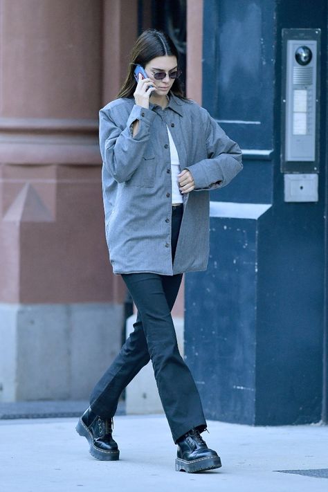 Kendall Jenner wearing a gray button-up shirt with black pants and Dr. Martens Sinclair platform boots. Kendall Jenner Outfits Summer, Kendall Jenner Outfits Street Styles, Kendall Jenner Outfits Casual, Stile Kendall Jenner, Dr Martens Platform, Dr Martens Outfit, Martens Style, Kendall Jenner Street Style, Doc Martens Outfit