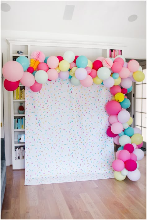 Balloon Garland Backdrop Birthday, Two Sweet Party Decorations, Sprinkle Bday Party, Sprinkle Party Decorations, Kindergarten Birthday Party Ideas, First Birthday Sprinkle Theme, Sprinkle Party Theme, Baby Sprinkle Backdrop, Baby Sprinkle Balloon Arch