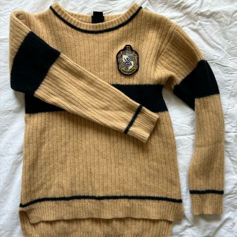 hufflepuff quidditch sweater Knitted Harry Potter, Hufflepuff Sweater, Quidditch Sweater, Hufflepuff Quidditch, Hufflepuff Outfit, Hogwarts Life, Hogwarts Shifting, Harry Potter Quidditch, Hp Universe