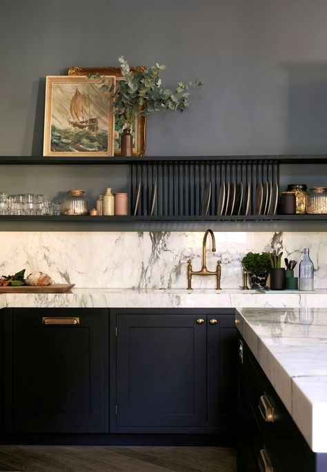 Ode to the Soulful Kitchen - Linda Merrill Dröm Hus Planer, Dark Kitchen Ideas, Kitchen With Dark Cabinets, Kitchen Cabinet Trends, Kabinet Dapur, Dark Kitchen, Dark Kitchen Cabinets, Dark Cabinets, Black Cabinets