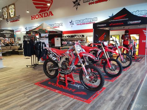 MX-Academy Motocross and Enduro Shop #mxshop #mxacademy #enduroshop #hondashop Motocross Shop, Motorcycle Workshop, Car Workshop, Motos Honda, Honda Crf, Store Interiors, Man Cave Garage, Bike Shop, Retail Design