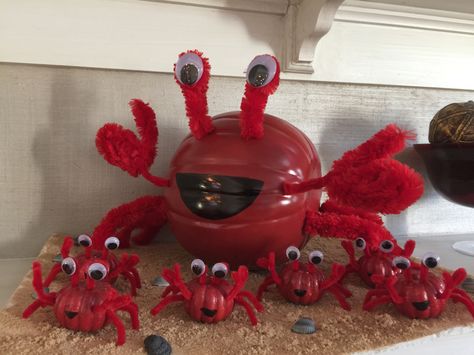 Crab pumpkin with crab babies! Crab Pumpkin Decoration, Animal Themed Pumpkins, Under The Sea Pumpkin Ideas, Animal Pumpkin Painting, Jellyfish Pumpkin, Non Carved Decorated Pumpkins, Ocean Pumpkin, Crab Pumpkin, Pumpkin Contest Ideas No Carve