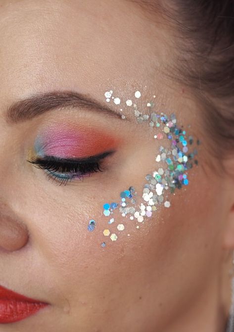 Glitter makeup ideas & tutorials by Charlotta Eve #glittermakeup #glitterhighlight #glitternisti Facial Glitter Ideas, Pastel Glitter Makeup, How To Put Glitter On Face, Taylor Swift Glitter Makeup, Color Guard Makeup Ideas, Glitter On Face Ideas, Euphoria Glitter Makeup, Colorguard Makeup, Color Guard Makeup