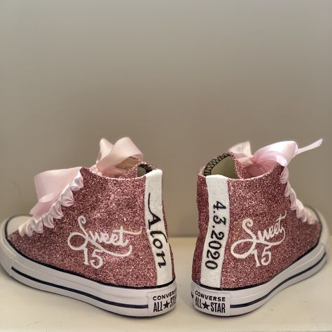 Prom Sneakers, Chuck Taylors Wedding, Converse Rose Gold, Sneakers Bride, Sweet 16 Shoes, Pink Glitter Converse, Gold Sweet 16, Quinceanera Shoes, Converse All Star Pink