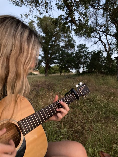 Guitar Country Aesthetic, Country Music Star Aesthetic, Gutair Aesthetic Girl, Country Guitar Aesthetic, Finley Aesthetic, Guitar Playing Aesthetic, Country Singer Aesthetic, Music Girl Aesthetic, Debut Taylor Swift Aesthetic