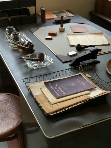 Work Aesthetic Office Dark, Dark Academia Desk Organization, Lawyer Desk Aesthetic, Desk Vintage Aesthetic, Bureaucratic Aesthetic, Old Desk Aesthetic, Dark Academia Office Desk, Classy Desk Setup, Vintage Desk Organization