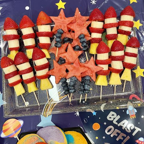 Space Pull Apart Cupcakes, Planet Theme Birthday Party Food, Space Themed Fruit, Outer Space Party Food Snacks Ideas, Astronaut Themed Food, Space Themed Birthday Party Food Snacks Ideas, Two The Moon Birthday Food Ideas, Space Theme Birthday Party Food, Space Themed Appetizers