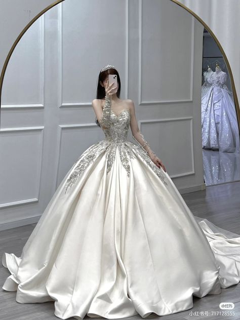 Korean Wedding Dresses, Expensive Wedding Dress, Korean Wedding Dress, Queen Wedding Dress, Different Wedding Dresses, Sparkle Wedding Dress, Fairy Tale Wedding Dress, Pretty Wedding Dresses, Fancy Wedding Dresses