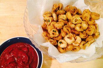 Tia and David's Deep Fried Tortellini Recipe | Allrecipes Fried Tortellini, Greek Tortellini Salad, Rotisserie Chicken Soup, Tortellini Recipe, Cheesy Snack, Tortellini Recipes, Filled Pasta, Fried Oysters, Seasoned Bread Crumbs