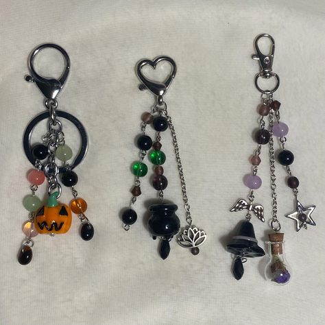 Pretty Lockets, Recycled Keychain, Diy Grunge Jewelry, Emo Gift Ideas, Grunge Keychain, Goth Gift Ideas, Halloween Jewlery, Halloween Keychains, Pearls Aesthetic