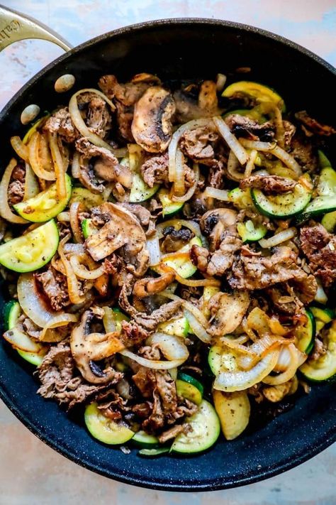 Easy Sirloin Skillet with Vegetables Recipe is a hearty, delicious, low carb and keto pan Healthy Top Sirloin Steak Recipes, Dinner Recipes Roast Beef, Beef Zucchini Mushroom Recipes, Healthy Recipes Steak, Steak Zucchini Recipes, Ww Steak Recipes, Sliced Steak Dinner Ideas, Keto Cheesesteak, Sliced Beef Recipes