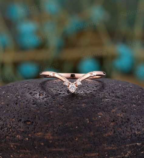 Moissanite Diamond Curved wedding band minimalist Solid 14K white gold Vintage marquise V shape chevron stacking Art deco Anniversary ring https://www.etsy.com/shop/BrilliantRing?ref=l2-shopheader-name --------------------Specifications---------------------- Stones - About 0.08ct Moissanite/Diamond ---------------------DIMENSIONS---------------------- The Width of the Band - 1.25mm The Thickness of the Band - 1.1mm Weight of gold - 1.6g ---------------------------SIZES--------------------------- Pointed Ring Wedding Bands, Simple Wedding Band For Pear Shaped Ring, Gold Wedding Rings Vintage, Chevron Wedding Band, Glamour Jewelry, Random Products, Fav Products, Milgrain Ring, Chevron Wedding